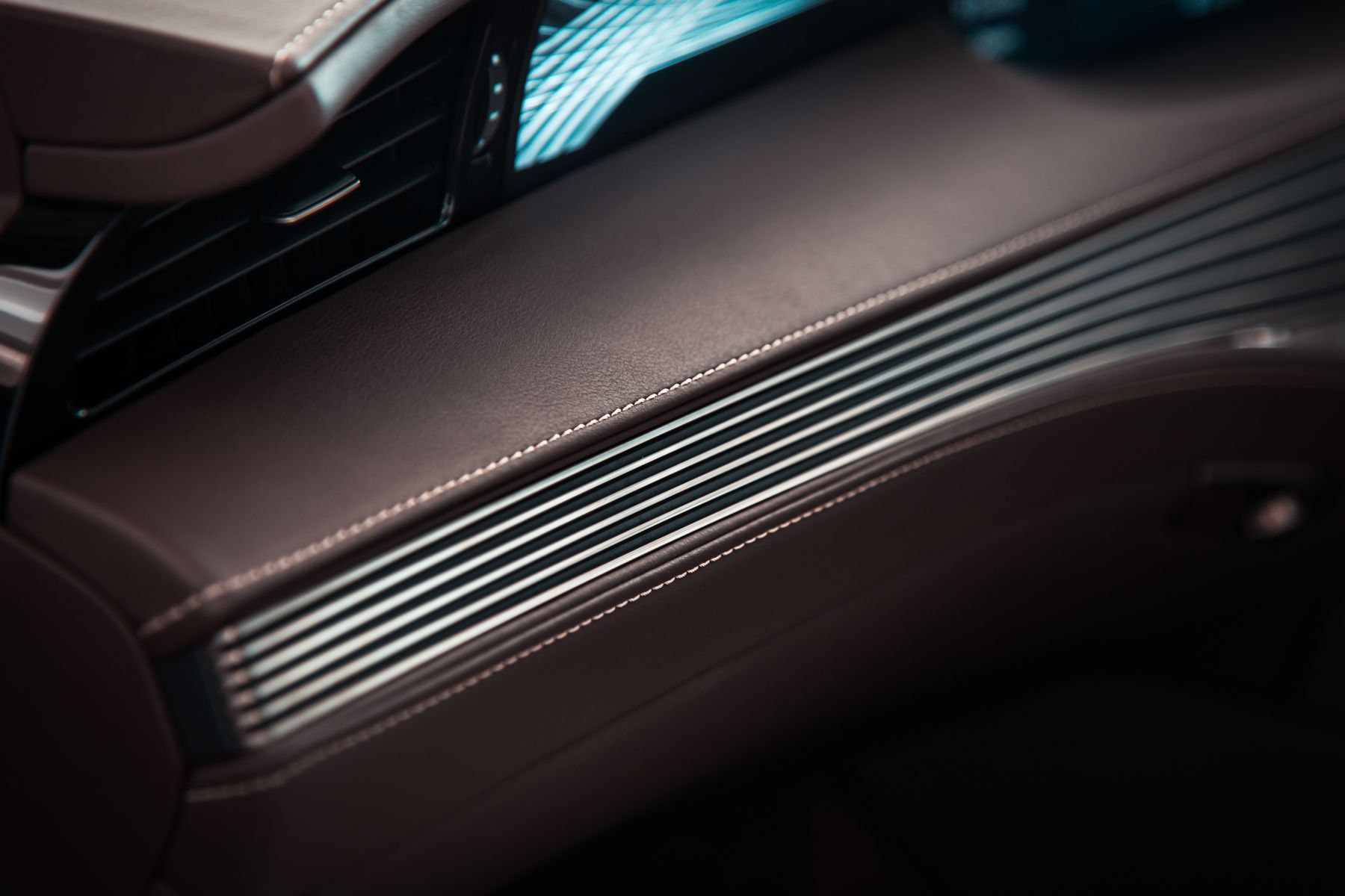 Hochwertiges braunes Lederdetail im Innenraum eines Autos