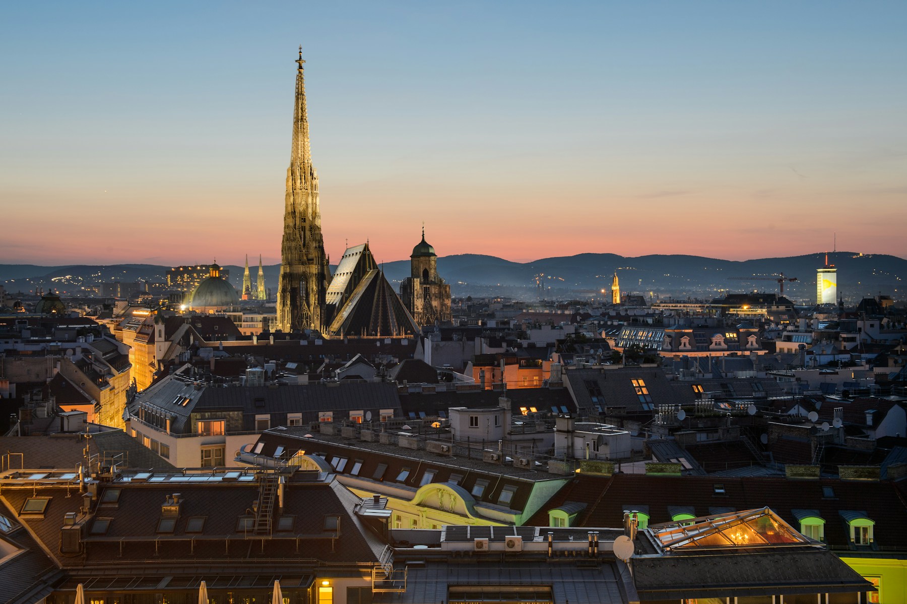 Wiener Stadtbild mit dem Stephansdom im Abendlicht