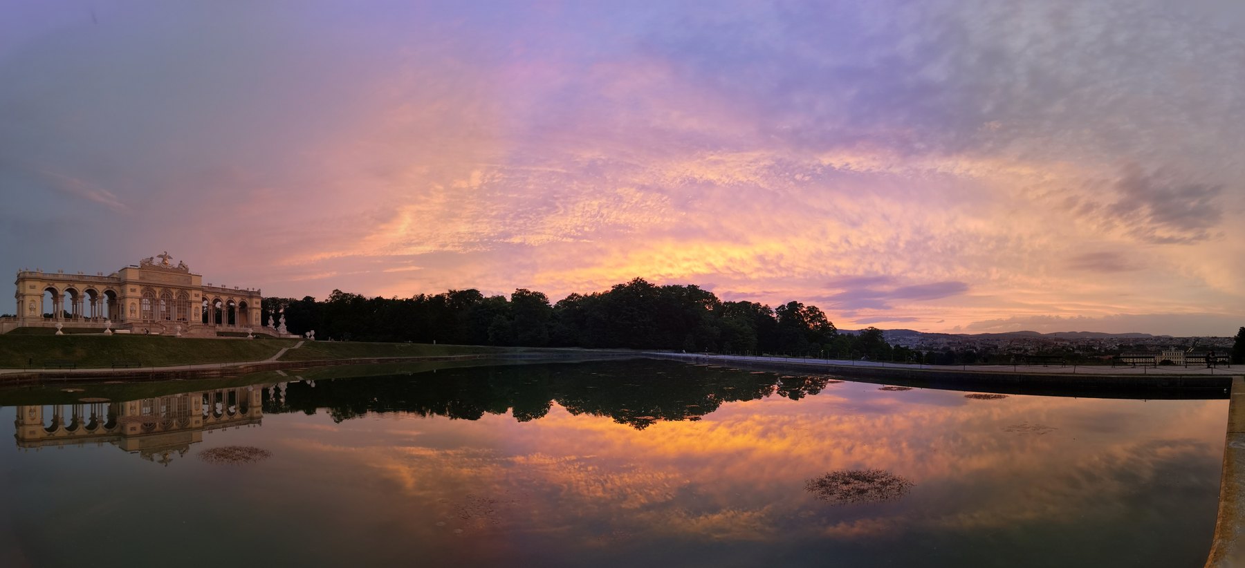 Gloriette und Wien bei Sonnenuntergang